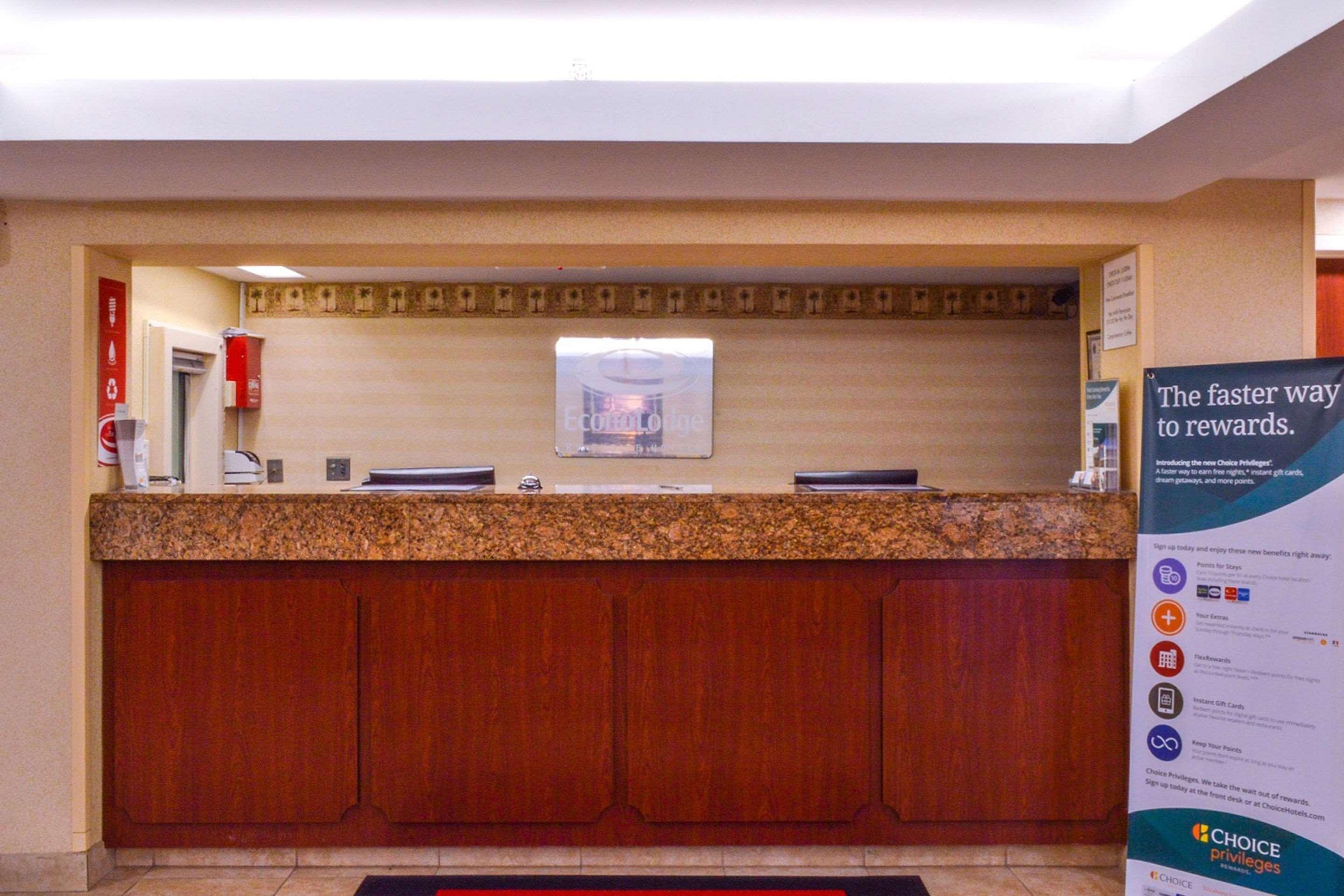 Econo Lodge Willowbrook Exterior photo
