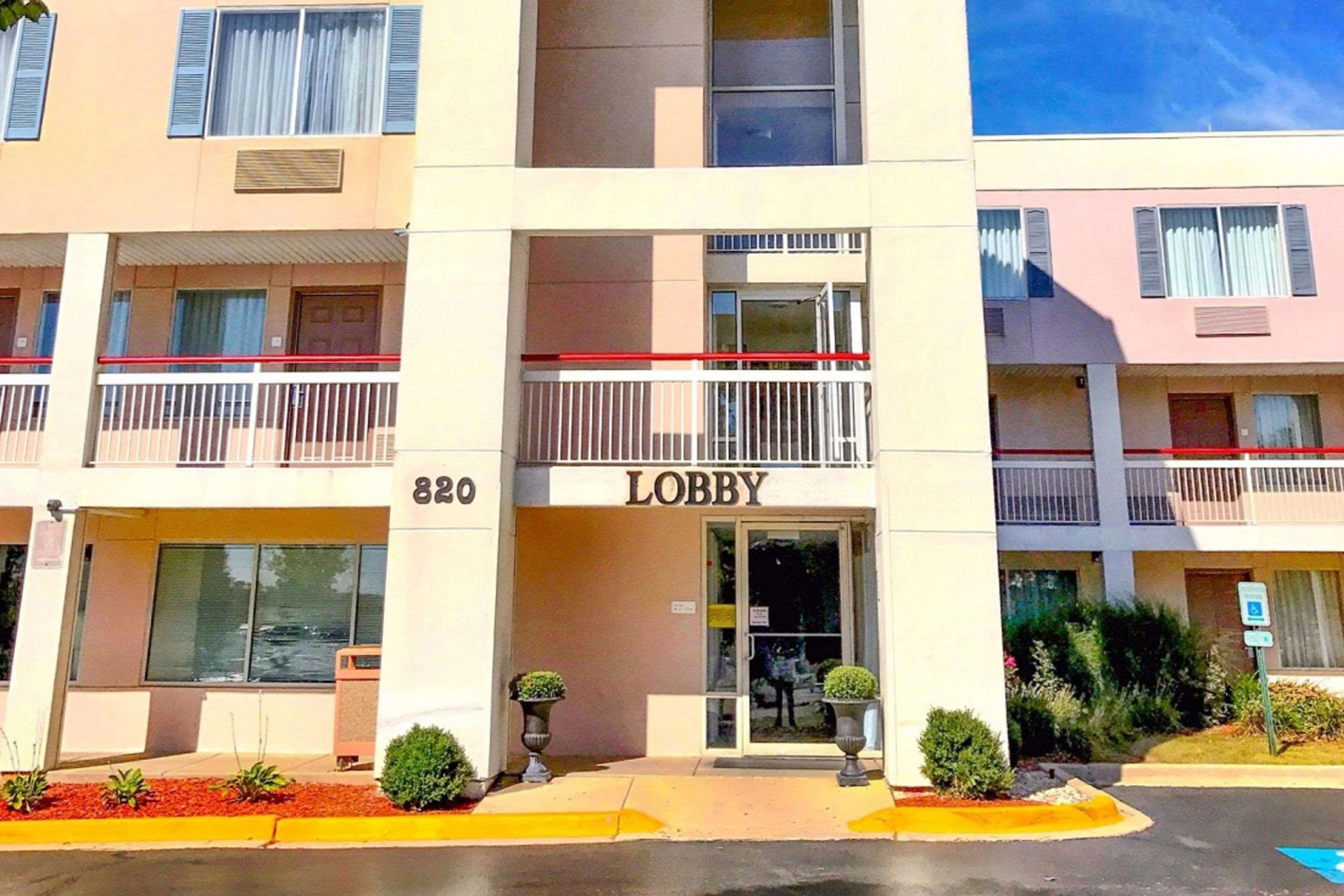 Econo Lodge Willowbrook Exterior photo