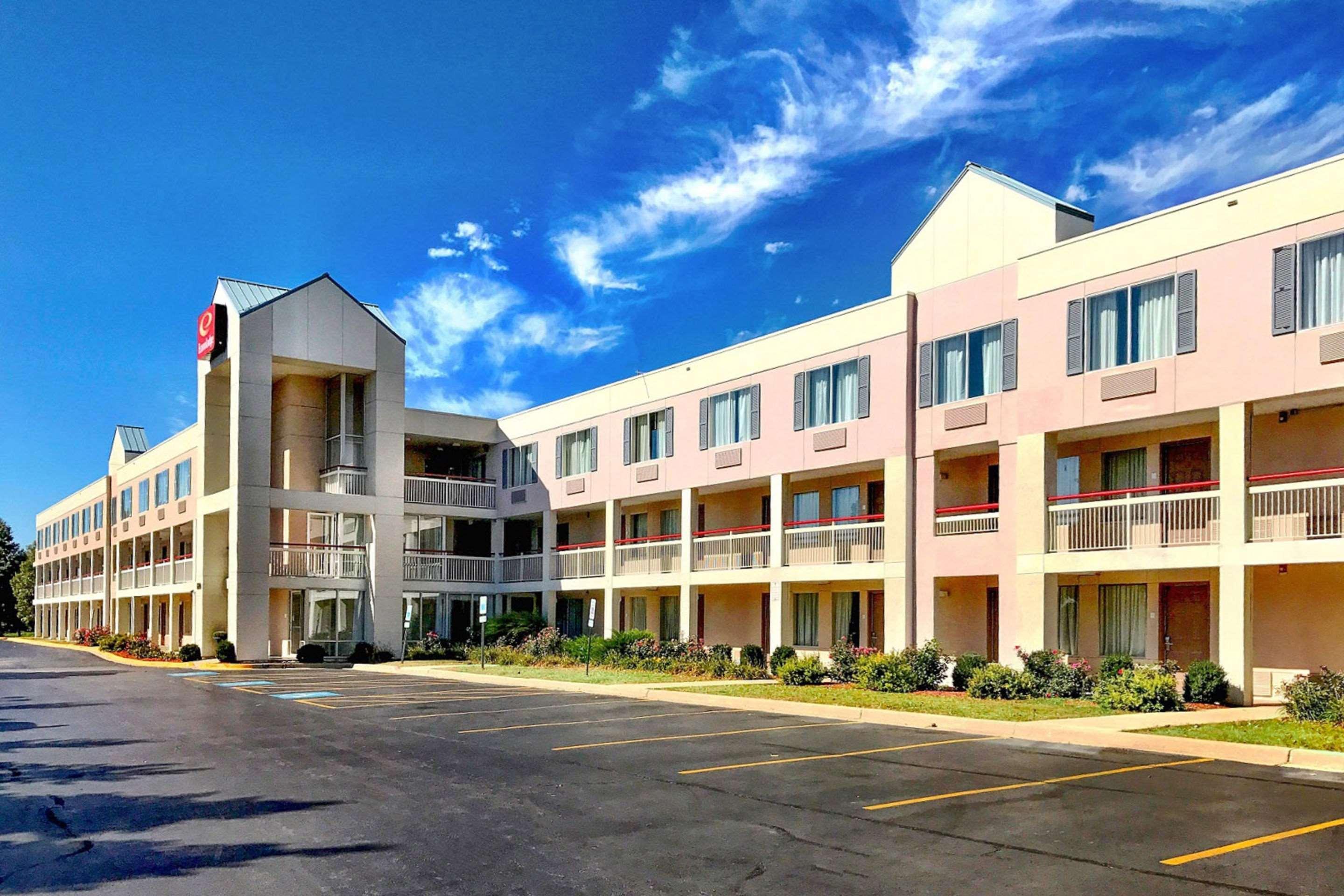 Econo Lodge Willowbrook Exterior photo