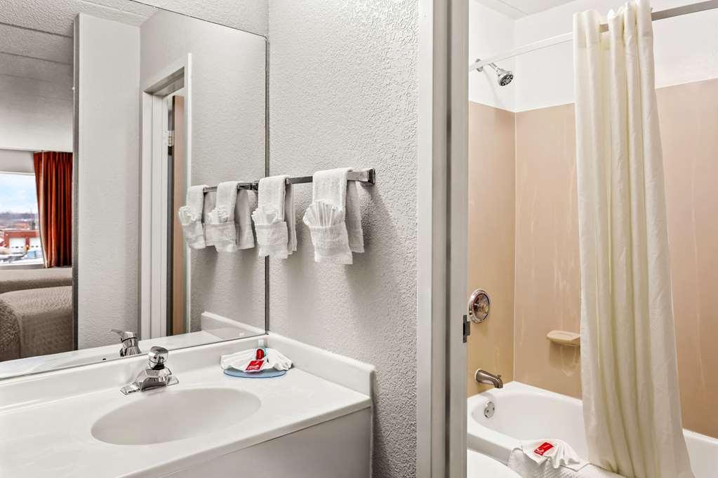 Econo Lodge Willowbrook Room photo