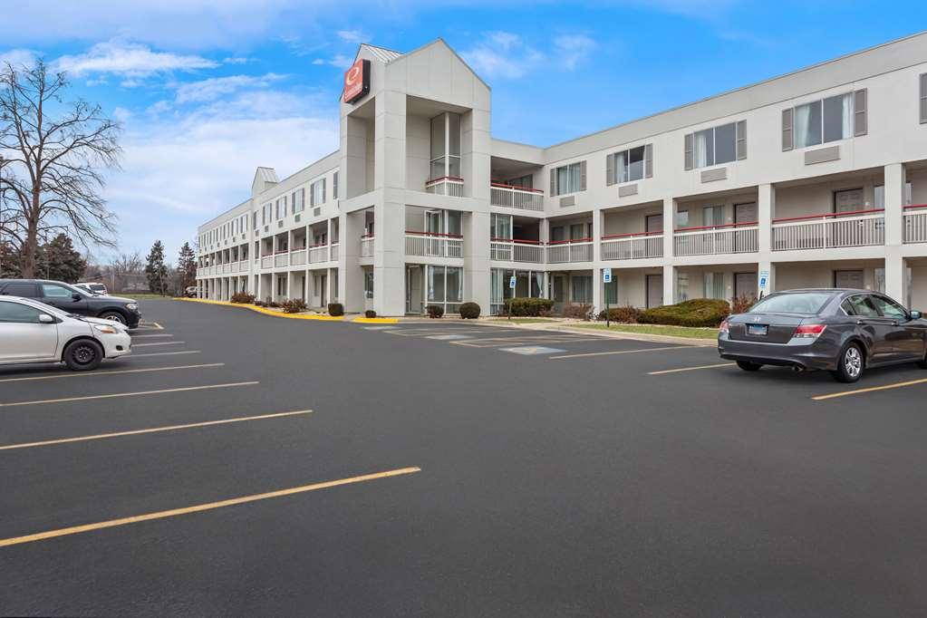 Econo Lodge Willowbrook Exterior photo