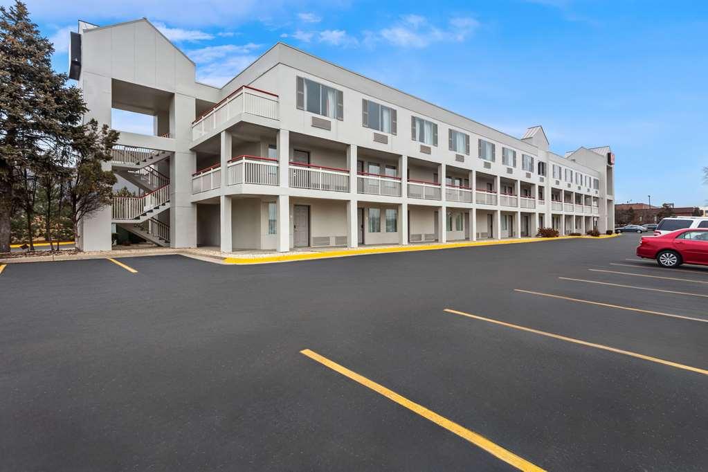 Econo Lodge Willowbrook Exterior photo